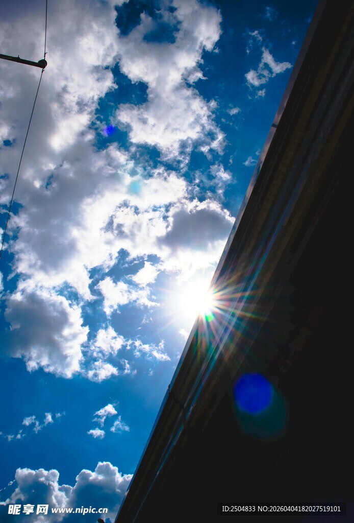 阳光穿透云层照耀建筑