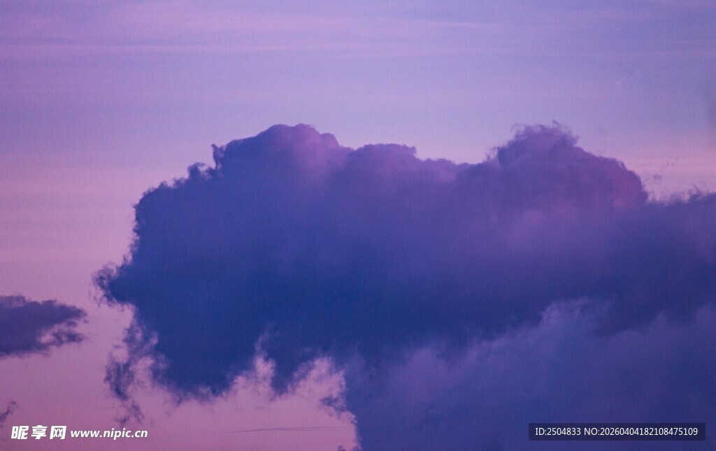 梦幻紫霞中的蓬松云朵