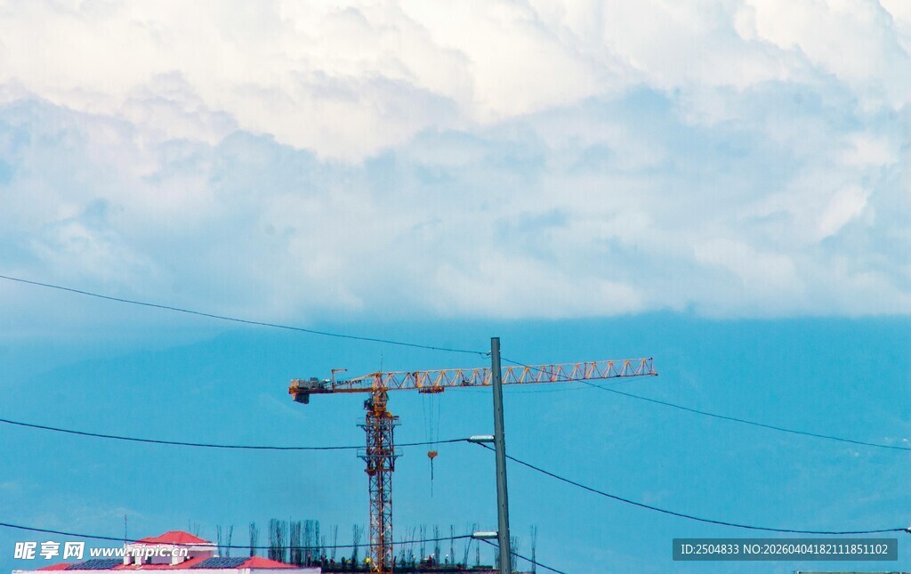 蓝天之下的高耸电力设施