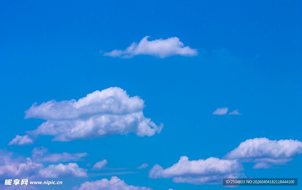 蓝天飘着几朵白云