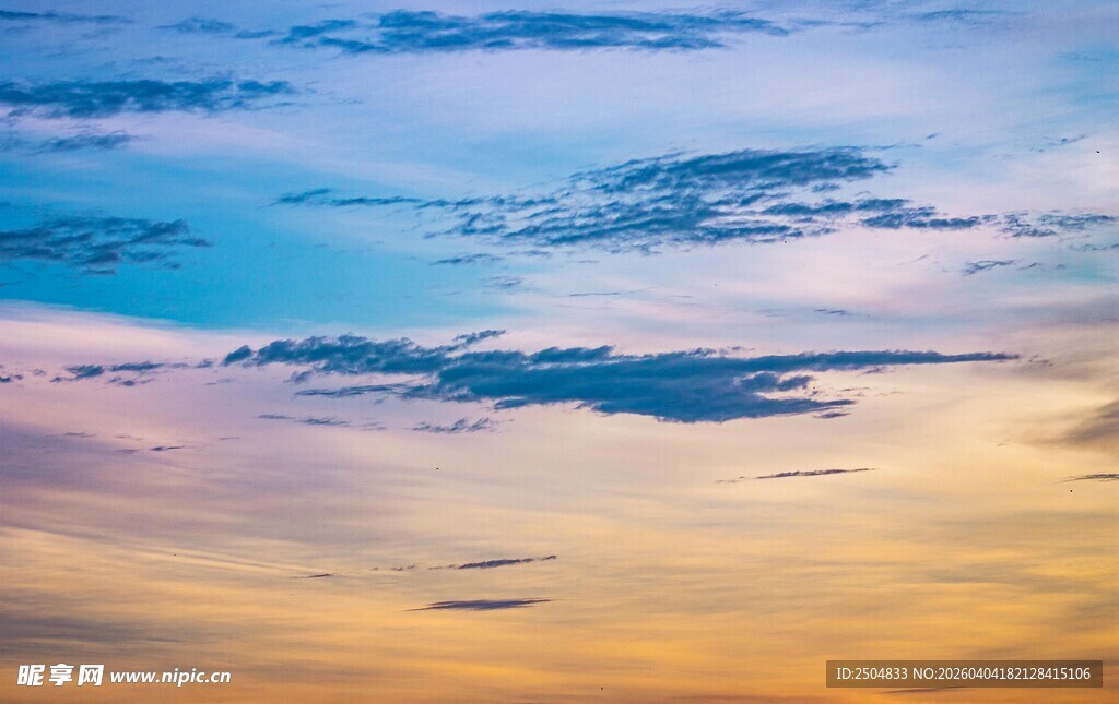 绚丽天空下的多彩云霞