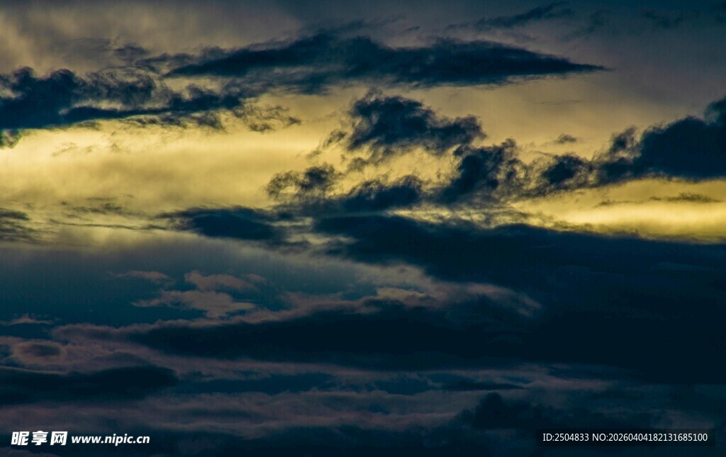 黄昏时分的壮丽云层