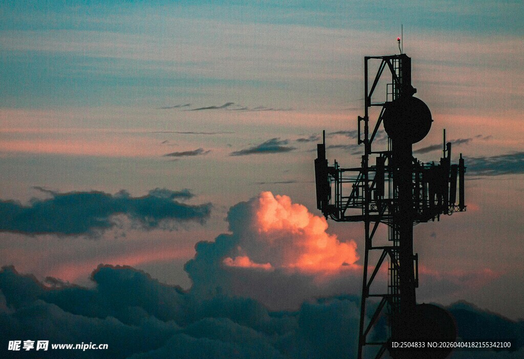 夕阳下的通信基站
