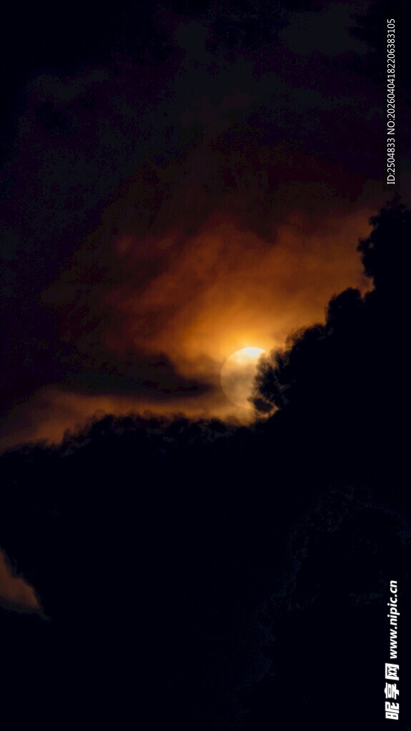 夜幕下的绚烂霞光