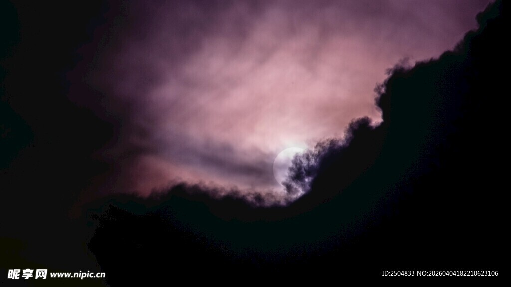 夜幕下的云与山景