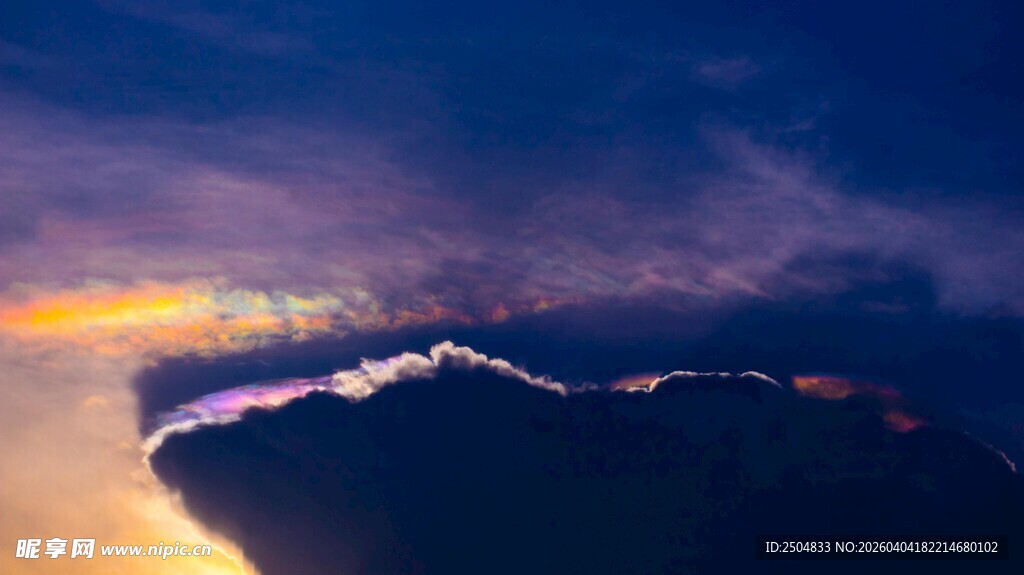 梦幻天空中的绚丽云彩