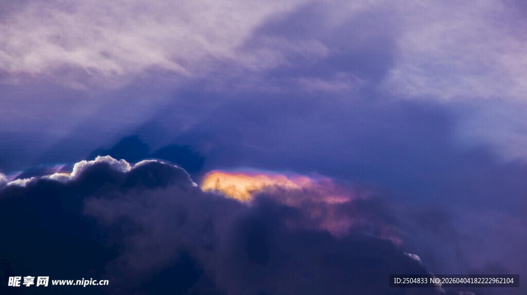 梦幻紫霞中的绚丽云彩