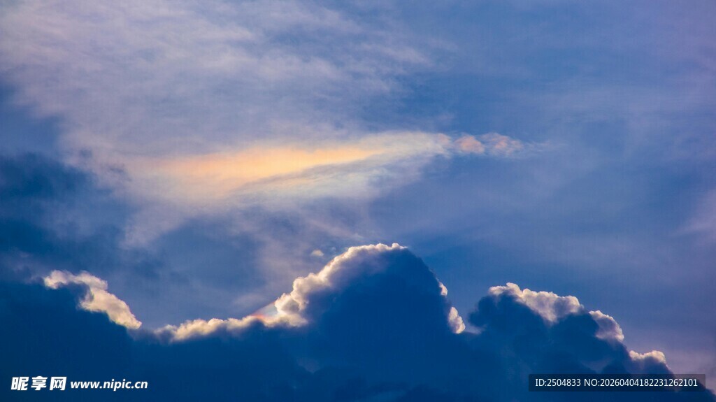 梦幻天空中的绚丽云彩