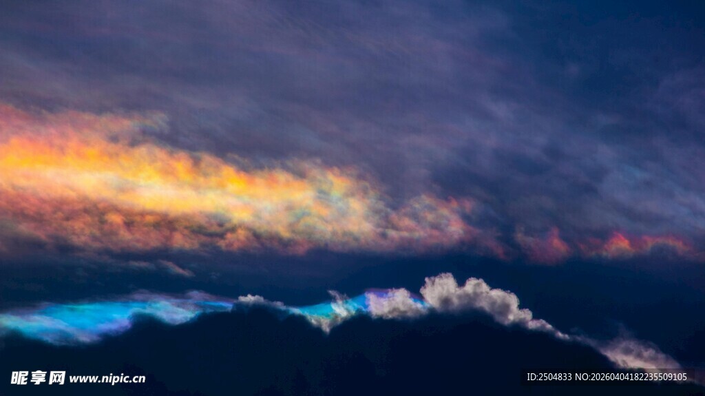 壮丽云海间的绚烂霞光