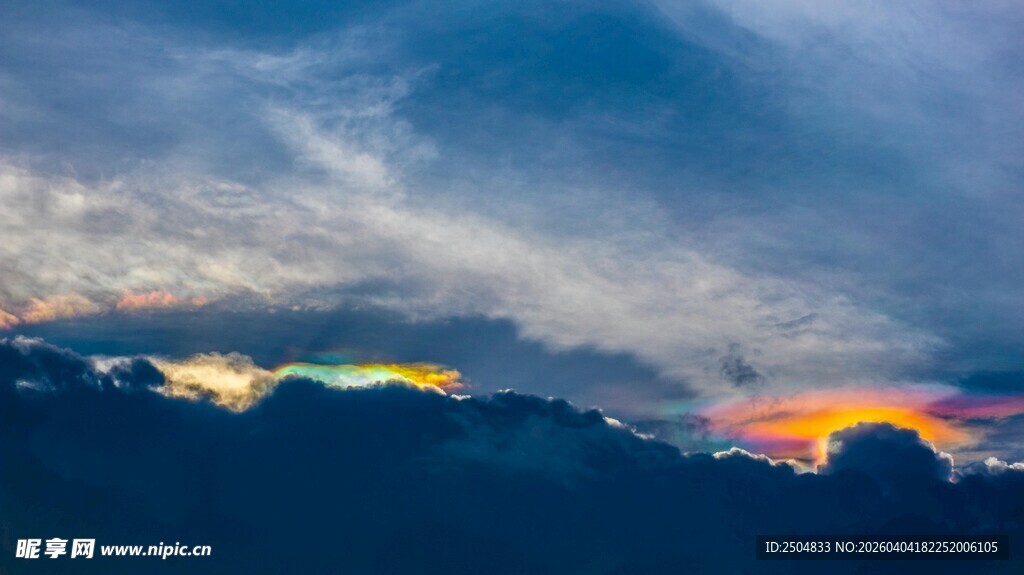 天空中绚丽的彩虹景观