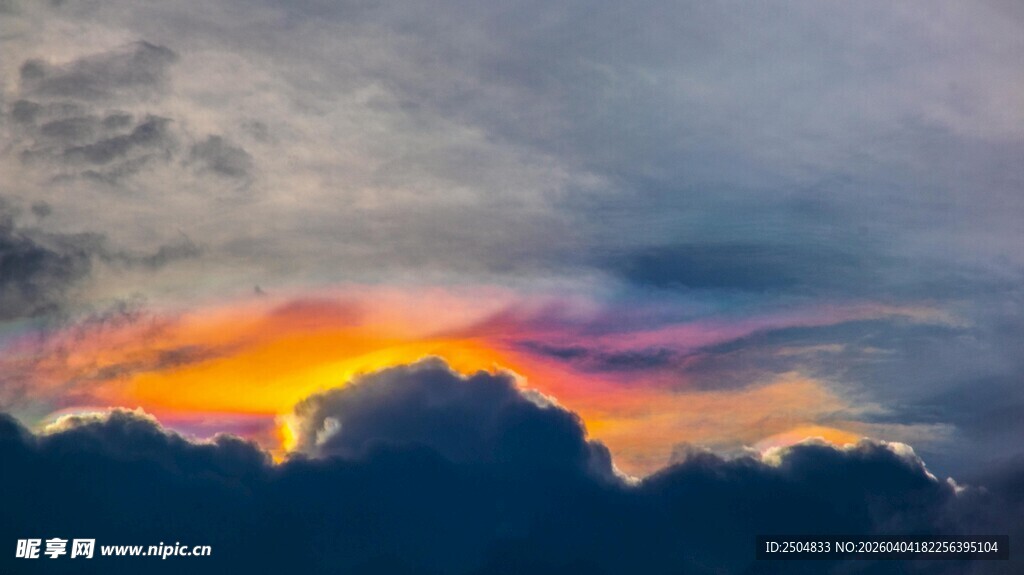 绚丽霞光穿透厚重云层