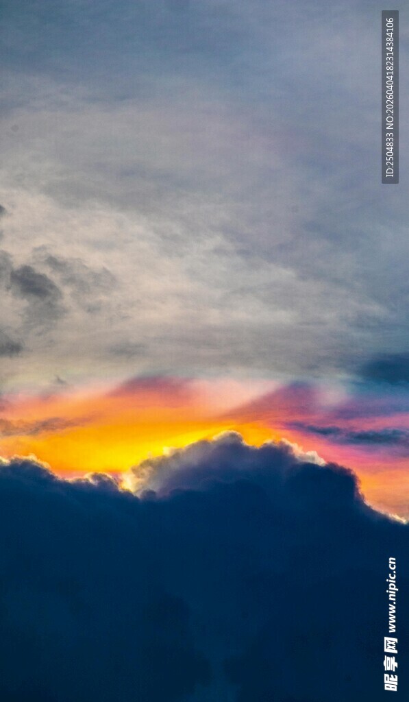 壮丽晚霞映照山峦
