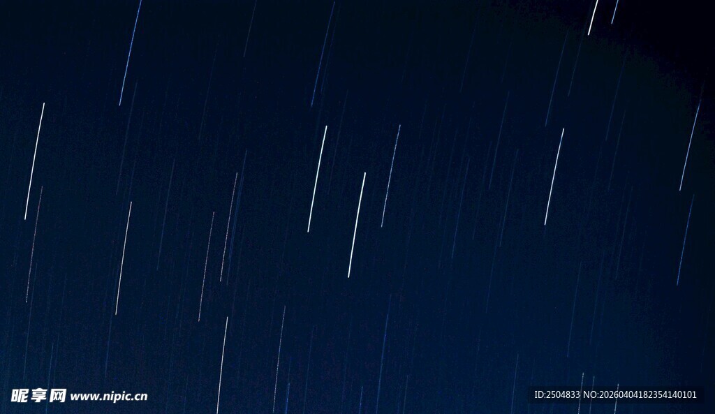 夜空中的流星轨迹