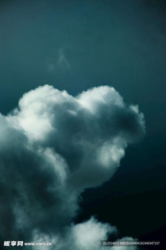天空中的蓬松白云