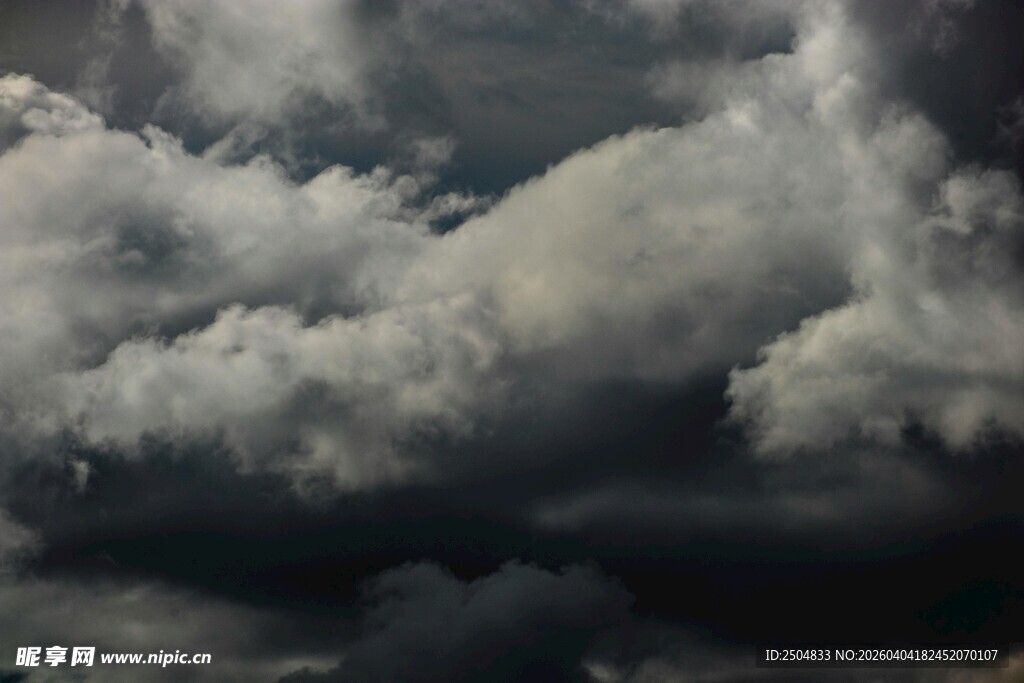 乌云密布的 沉天空