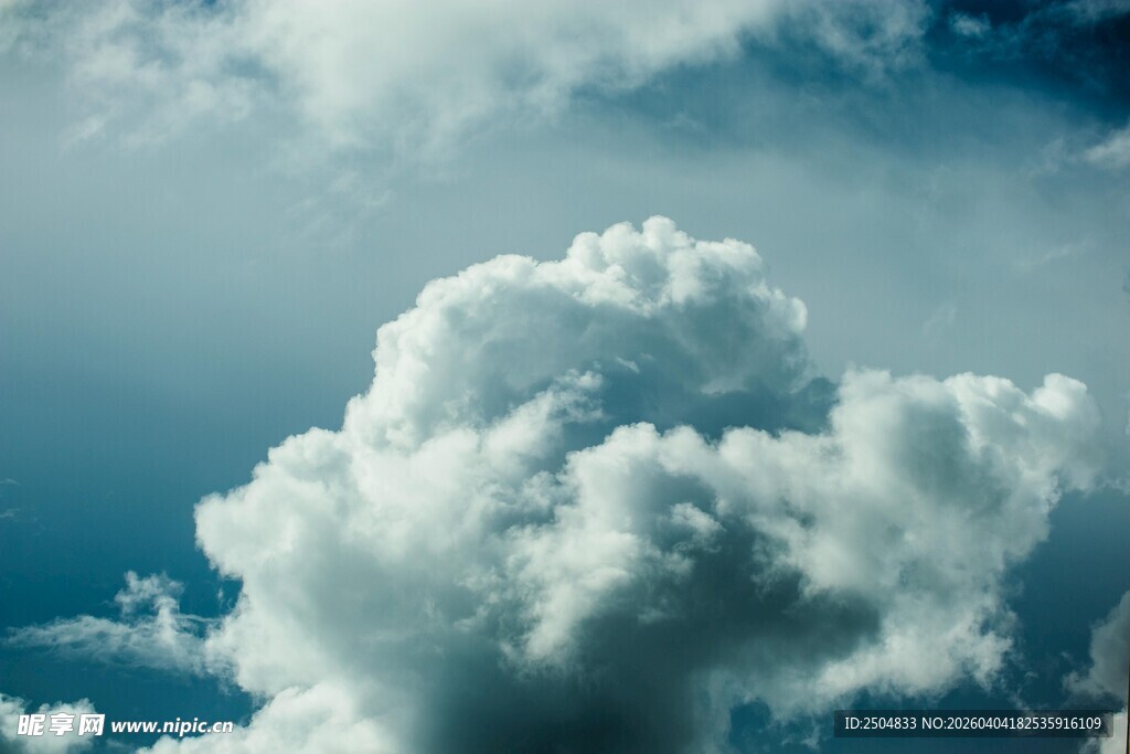 蓝天中的蓬松大云朵