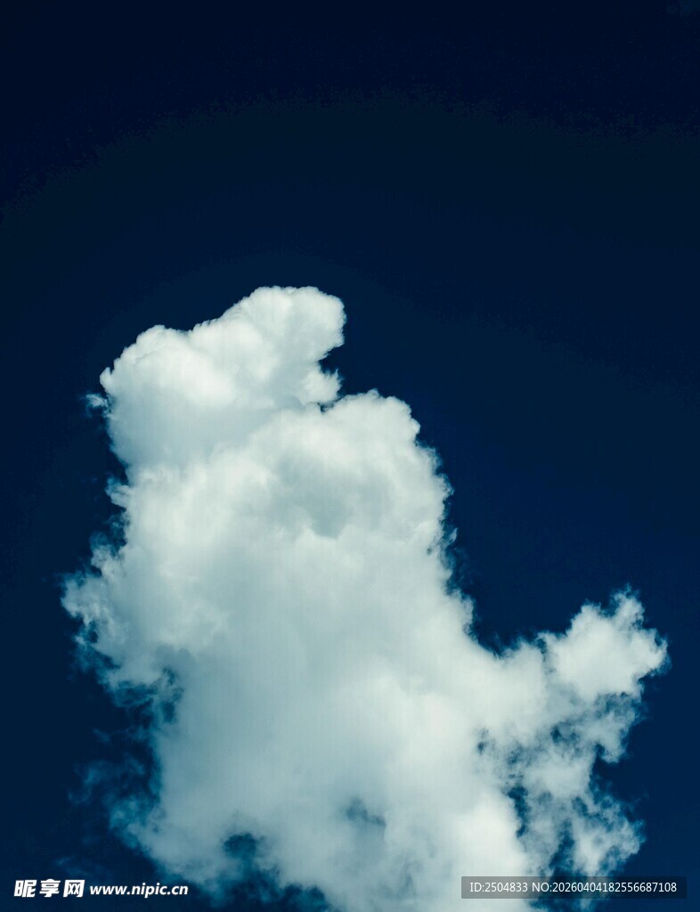 蓝天下的蓬松白云