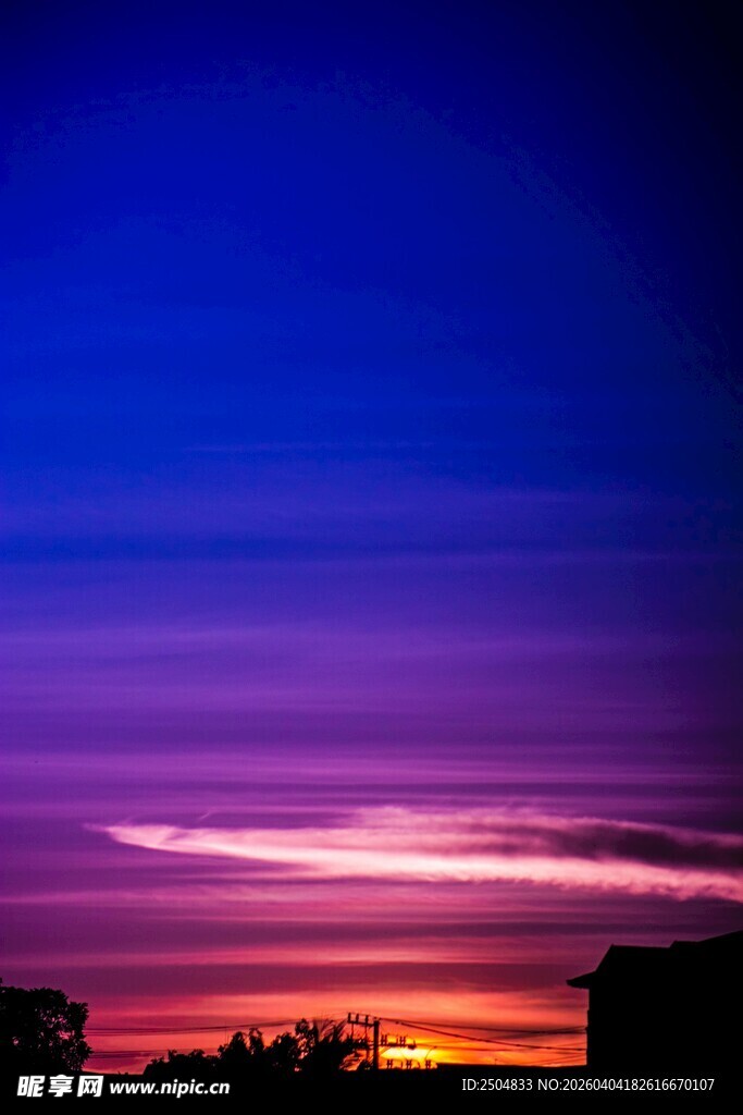 绚丽多彩的城市日落景象