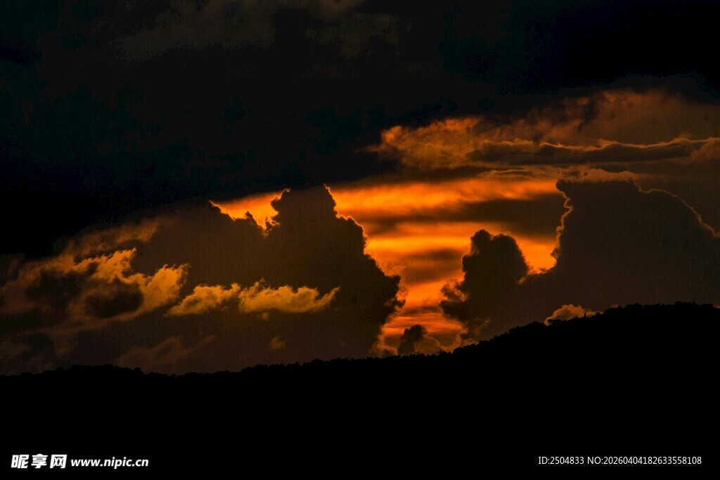日落时分的壮丽云霞景观