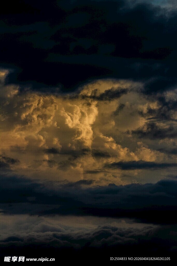 壮丽夜空下的绚烂云彩