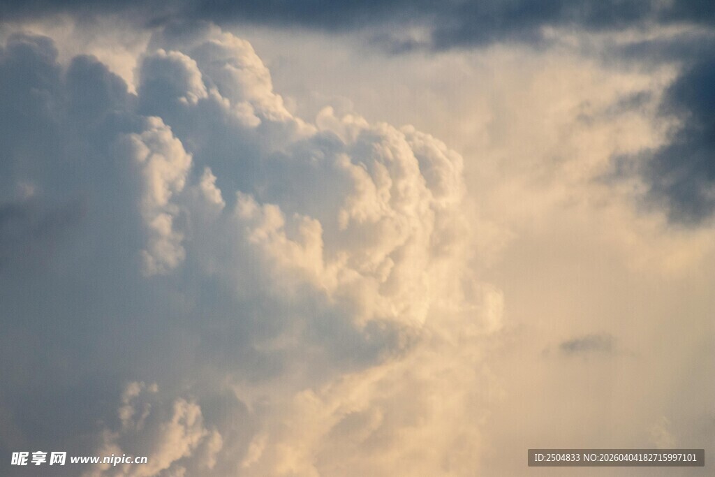 夕阳下的壮丽云层景观