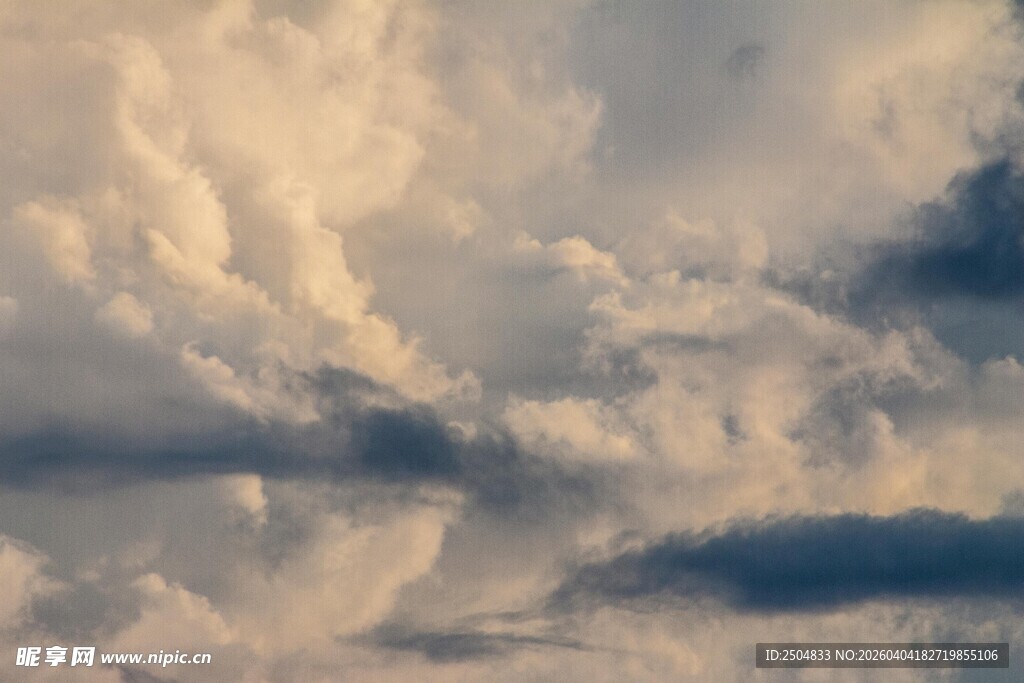 壮丽天空中的梦幻云朵