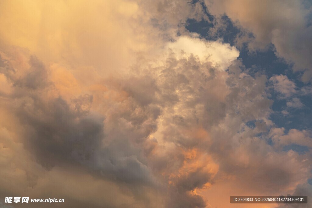 绚丽晚霞中的梦幻云朵
