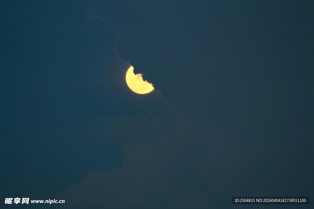 夜空中的弯弯新月