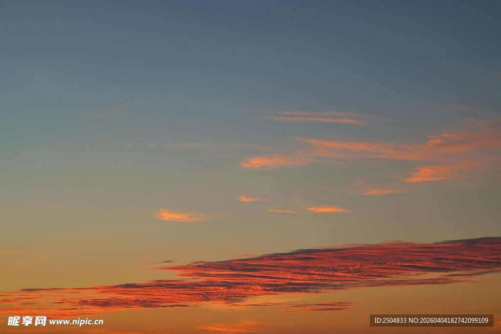 夕阳下的绚丽天空