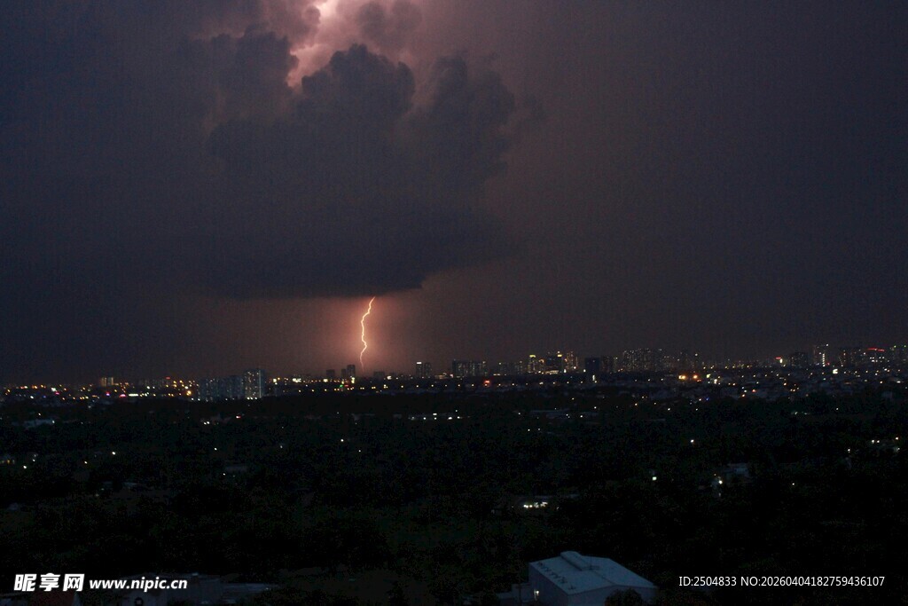 夜空中的闪电景观