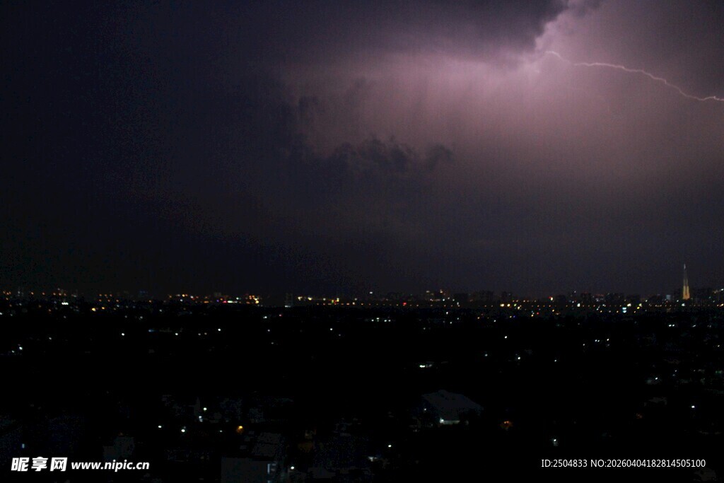 夜空中的闪电景观