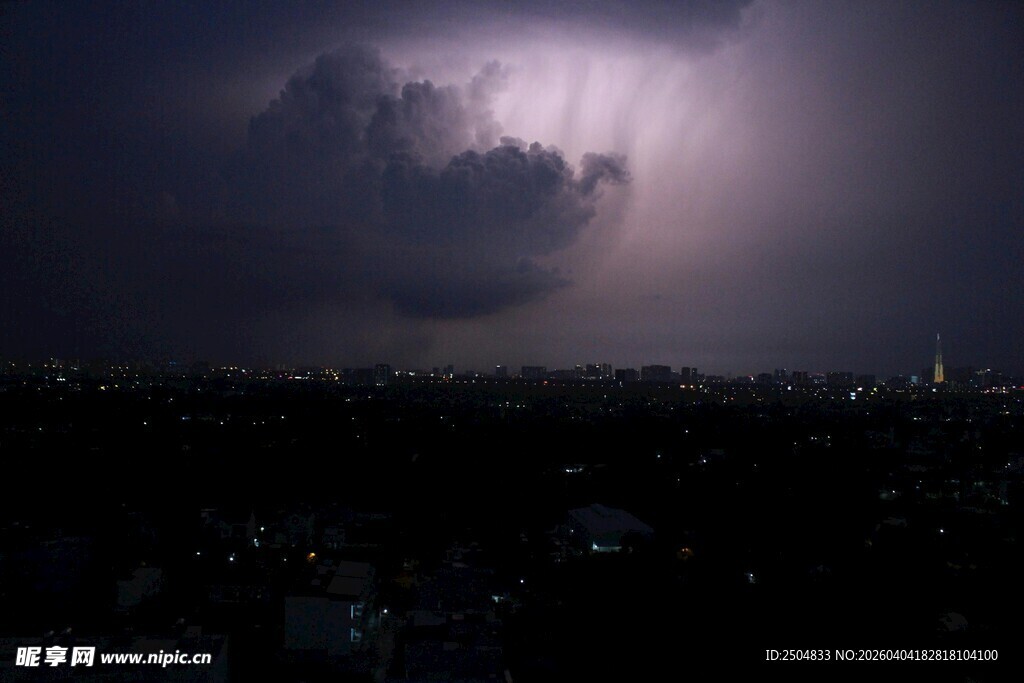 乌云密布下的城市闪电景观