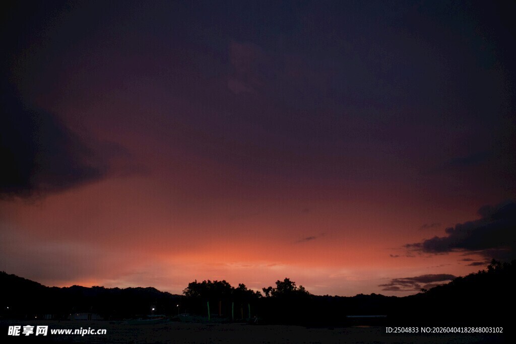 黄昏时分的绚烂天空景色