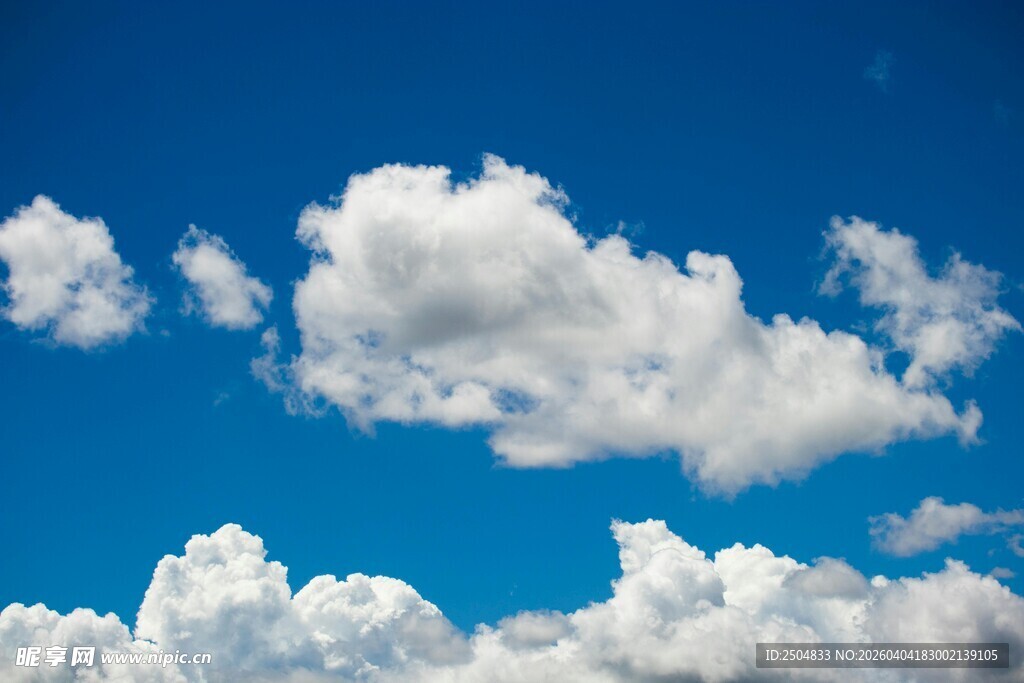 蓝天飘着洁白云朵