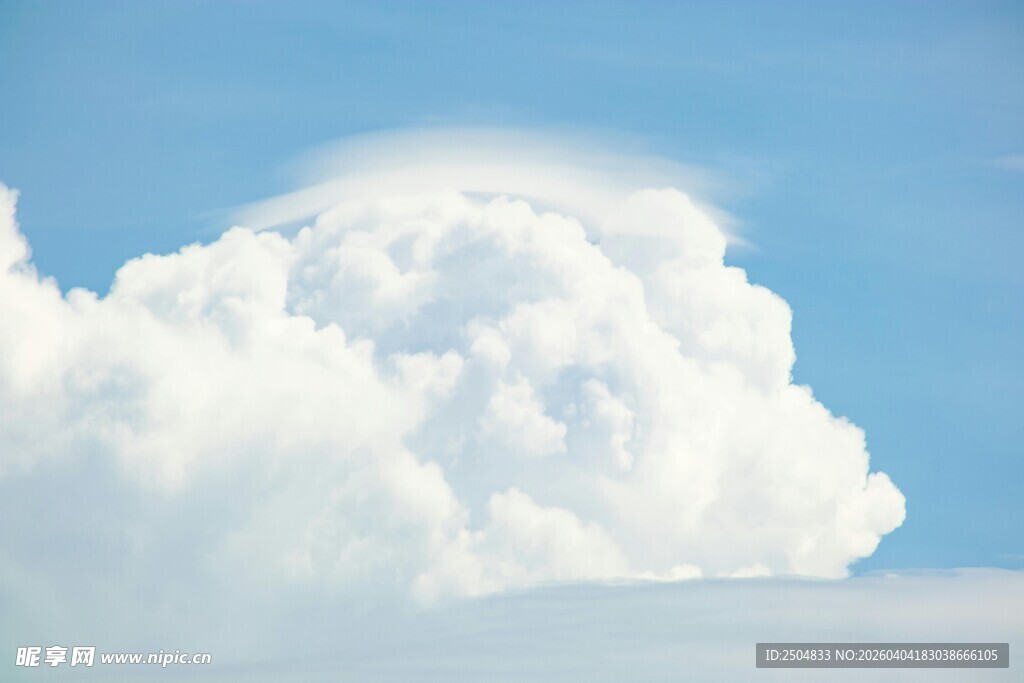 蓝天下的蓬松大朵白云