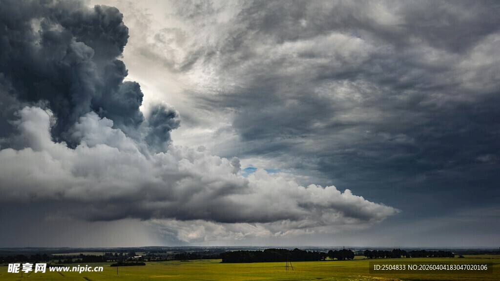 乌云笼罩下的广袤田野