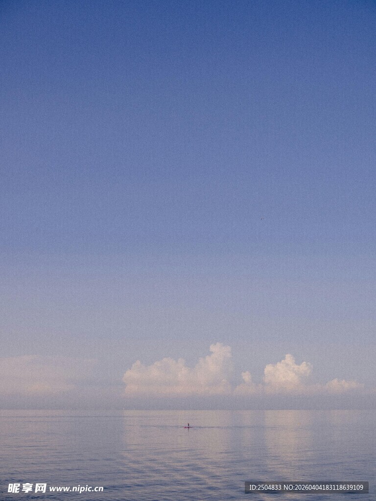 平静湖面与远方云朵