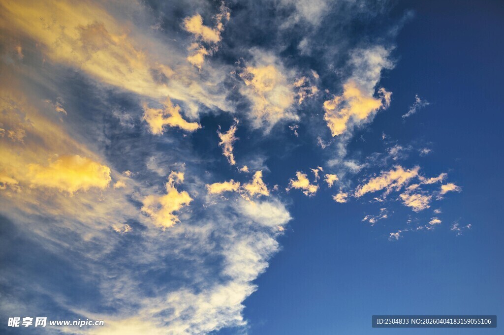 蓝天中的绚丽云彩