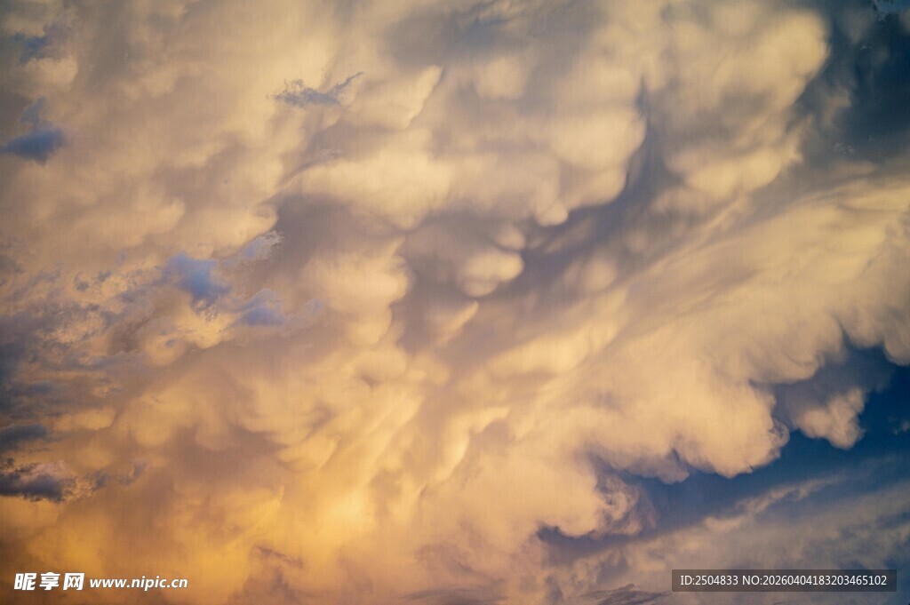 梦幻天空中的绚烂云彩