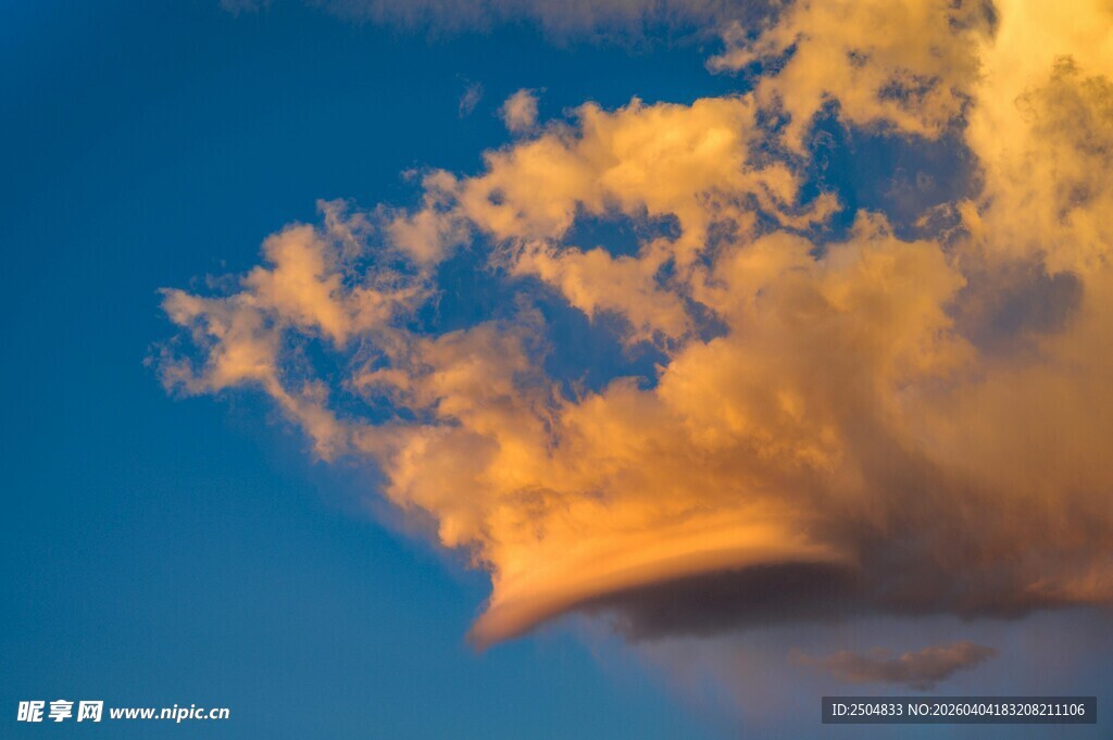 夕阳下的绚丽云朵