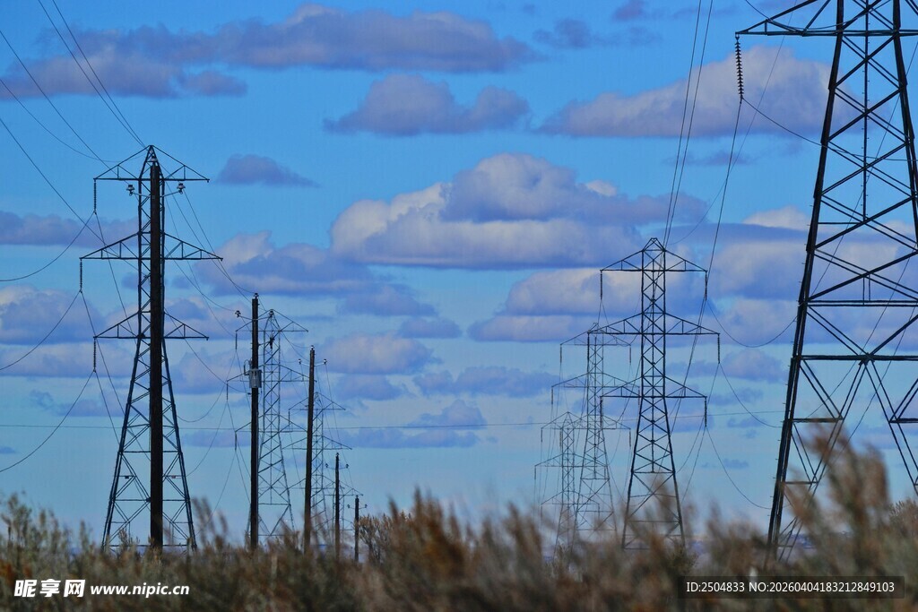 田野中的高压输电塔