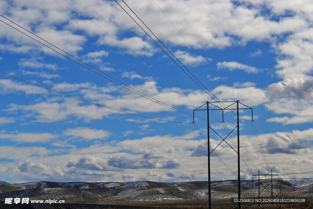 蓝天白云下的输电线路
