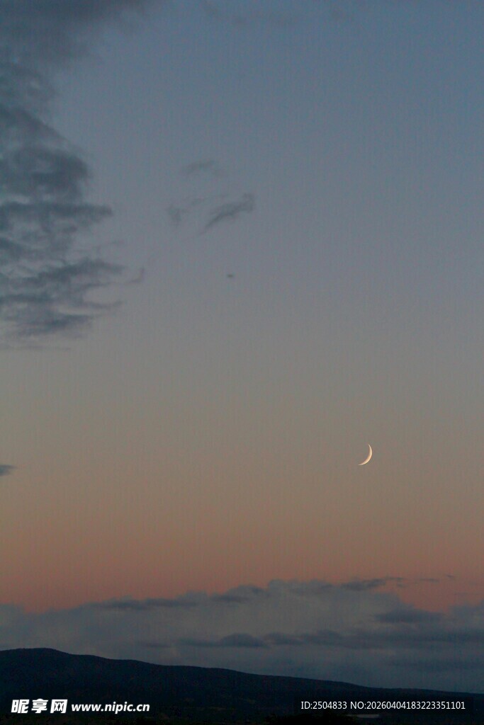 黄昏天际的弯月与云彩