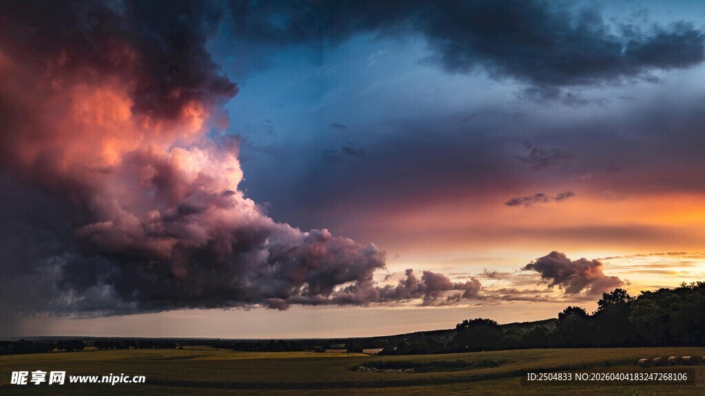 壮丽晚霞下的广袤原野
