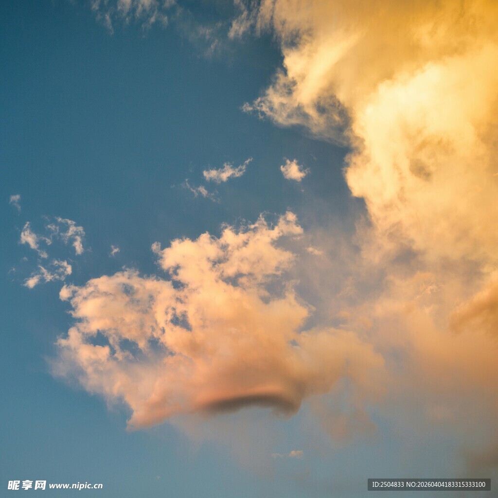 夕阳下的绚丽天空云朵