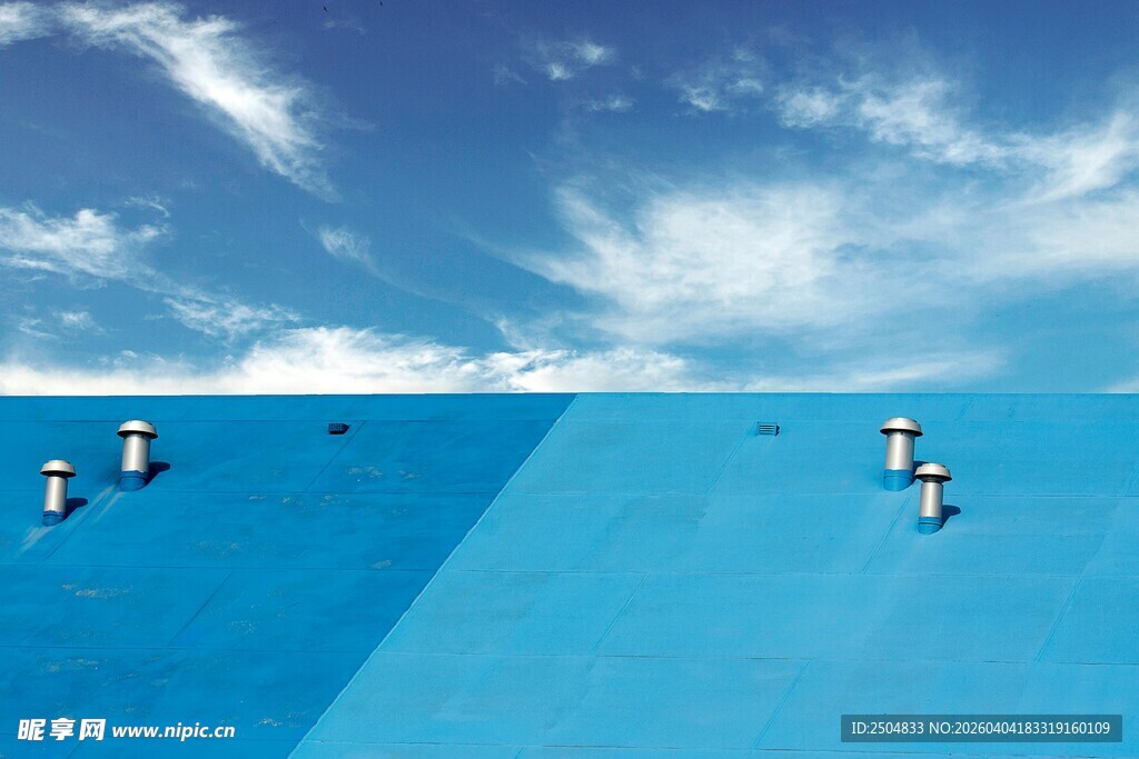 泳池中的天空倒影美景