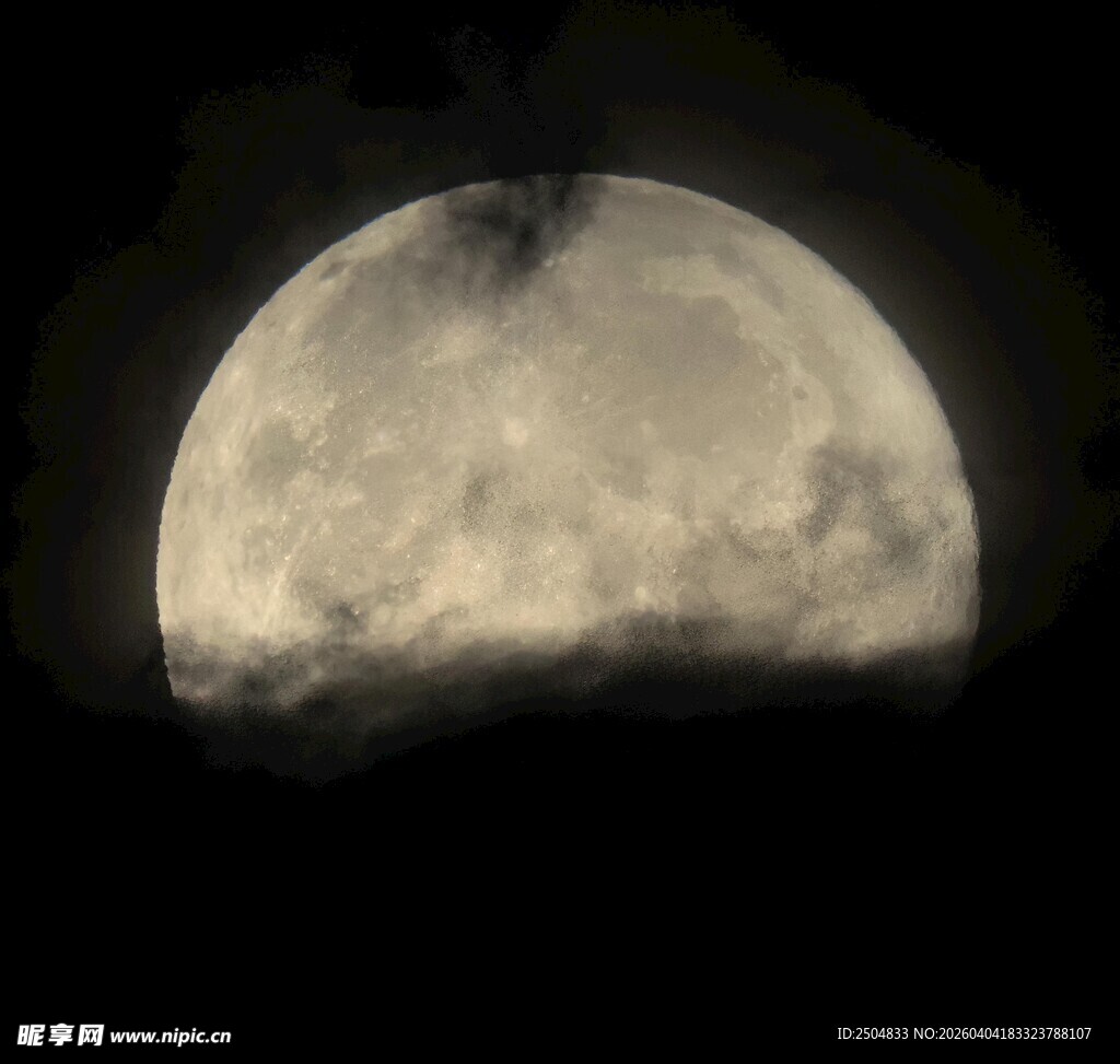 透过云层的朦胧满月