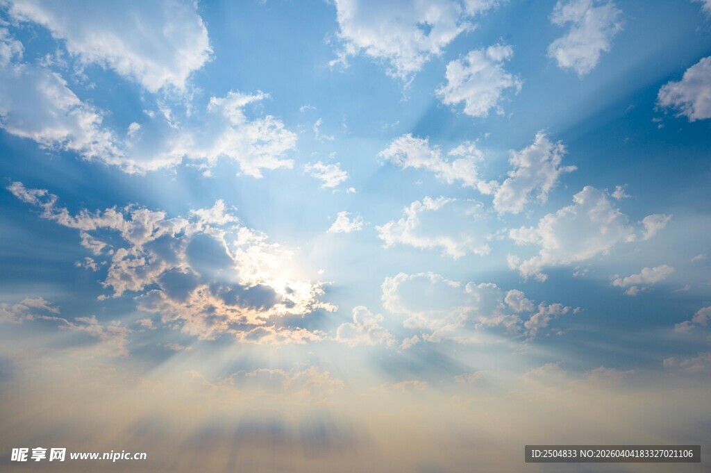 阳光穿透云层的美丽天空