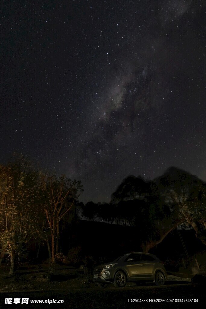 夜空下的山林与朦胧星光