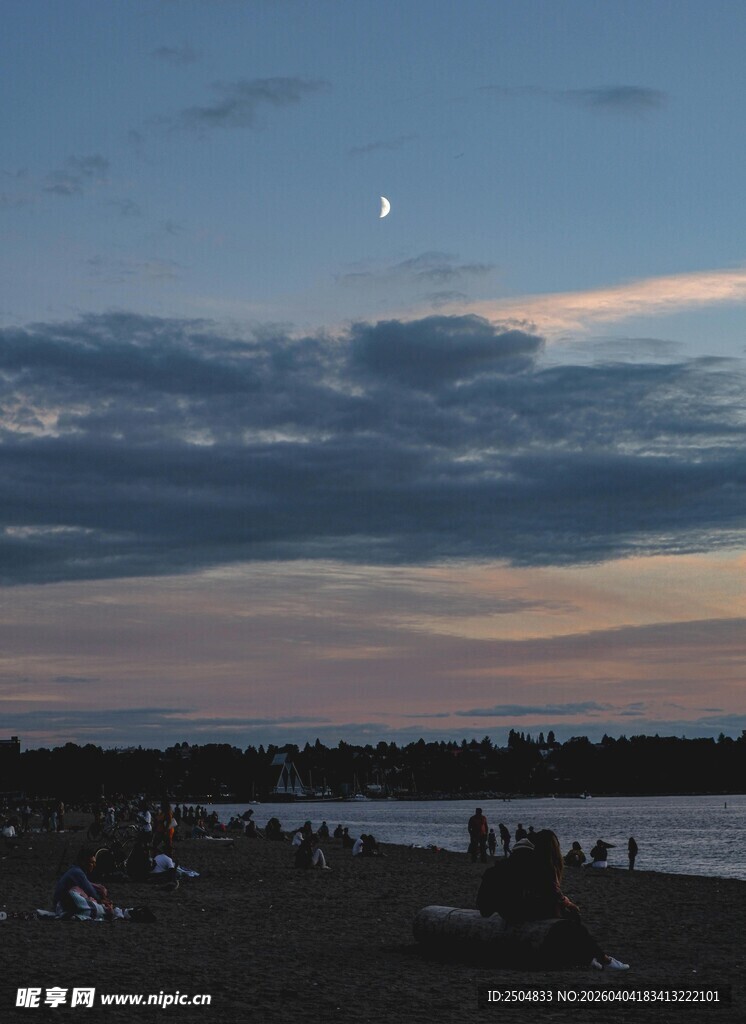 湖畔暮色中的宁静美景